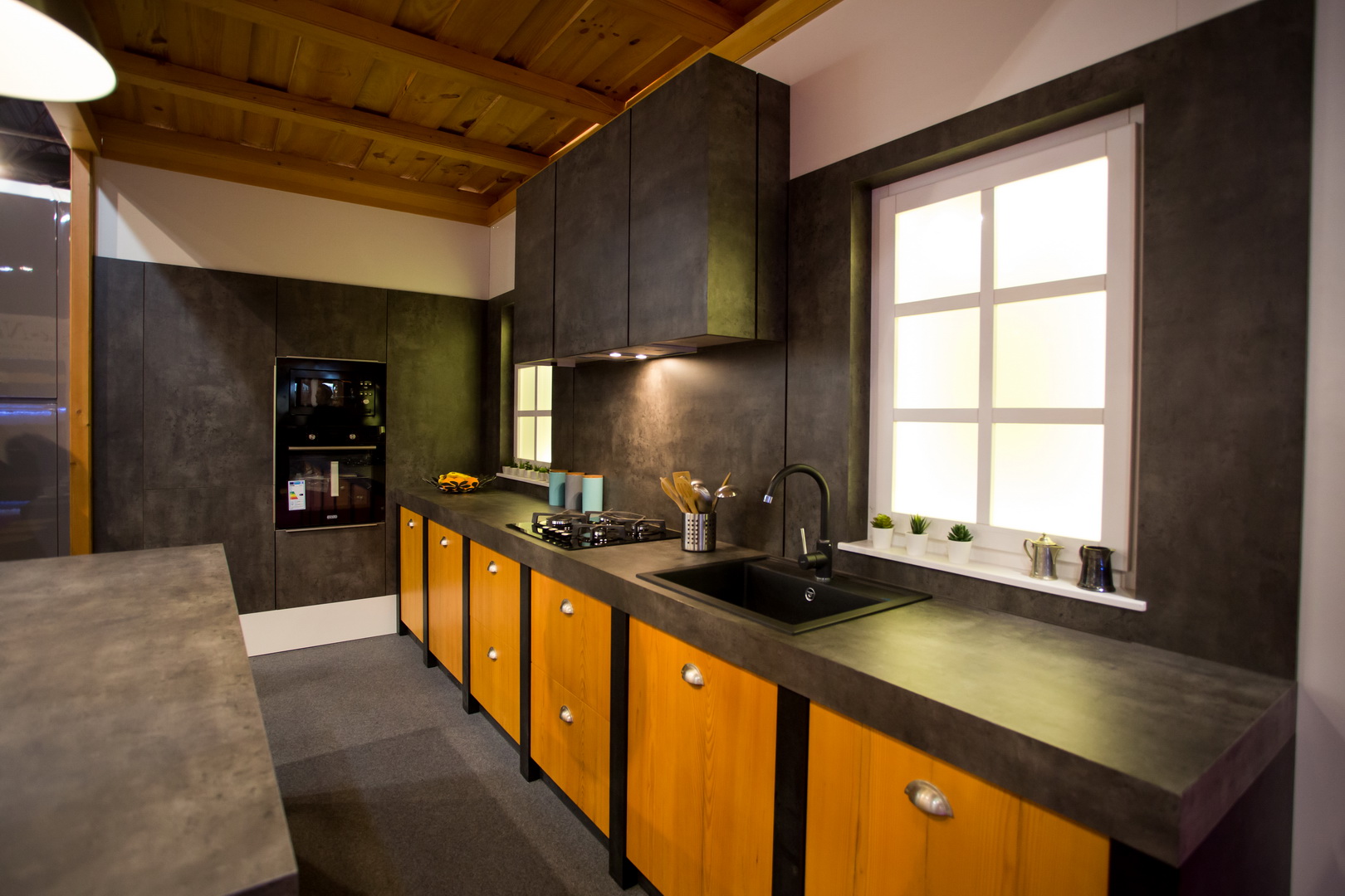 Fenyő furnér és kőhatású konyha