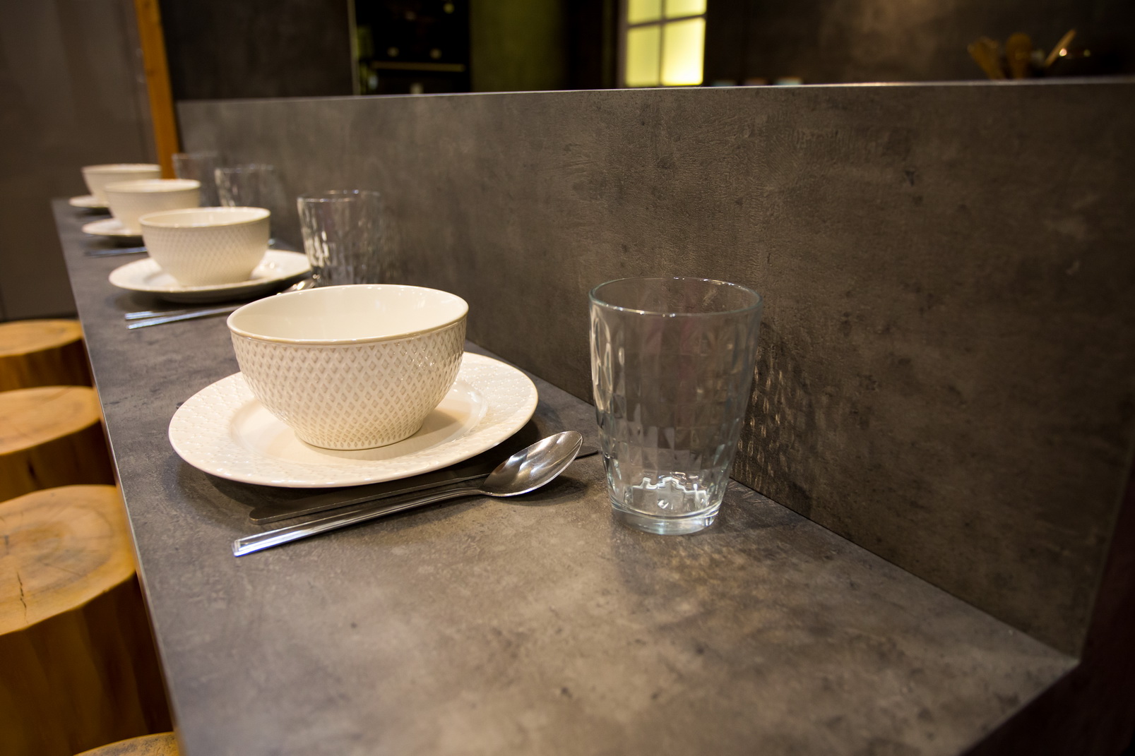 Fenyő furnér és kőhatású konyha