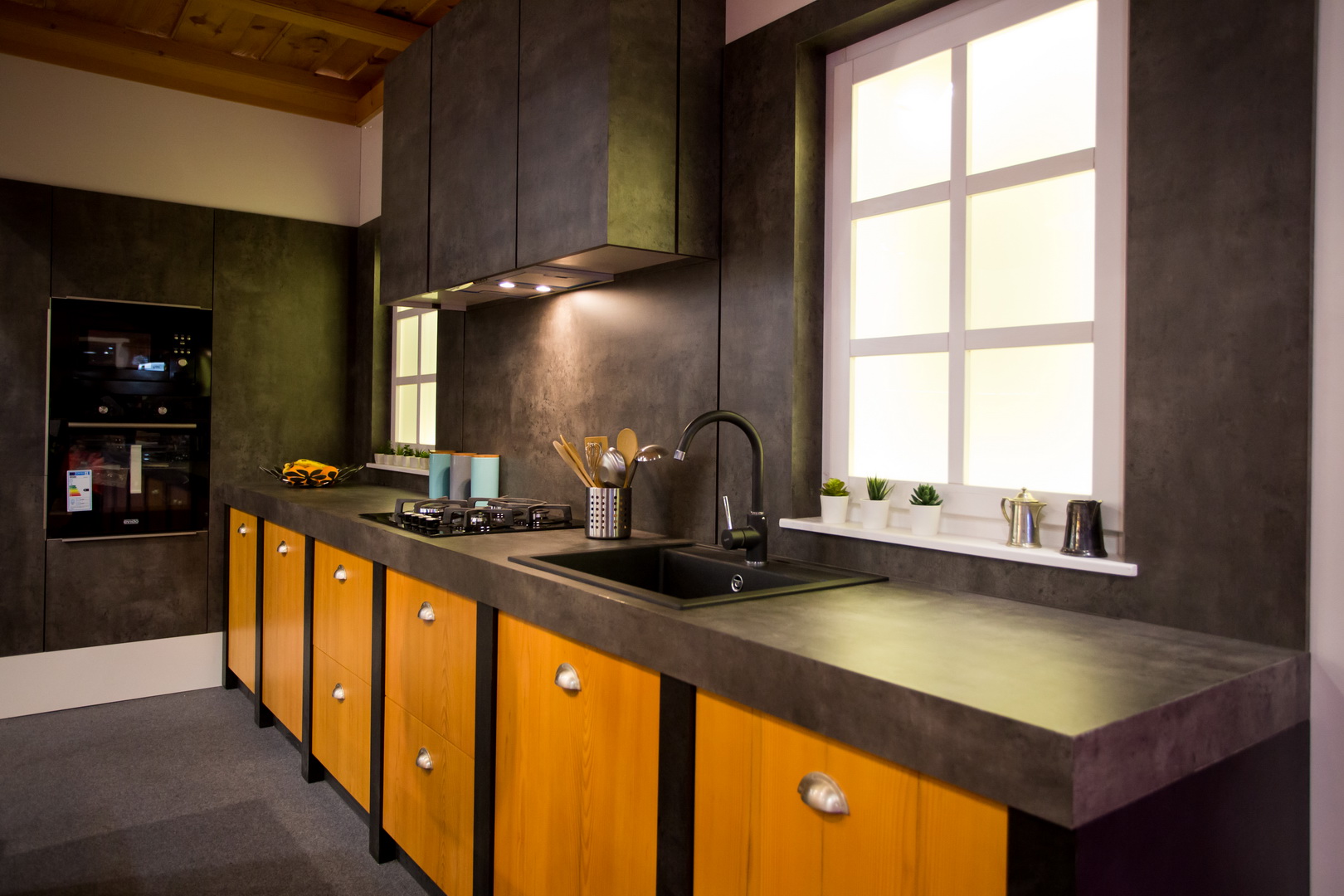 Fenyő furnér és kőhatású konyha