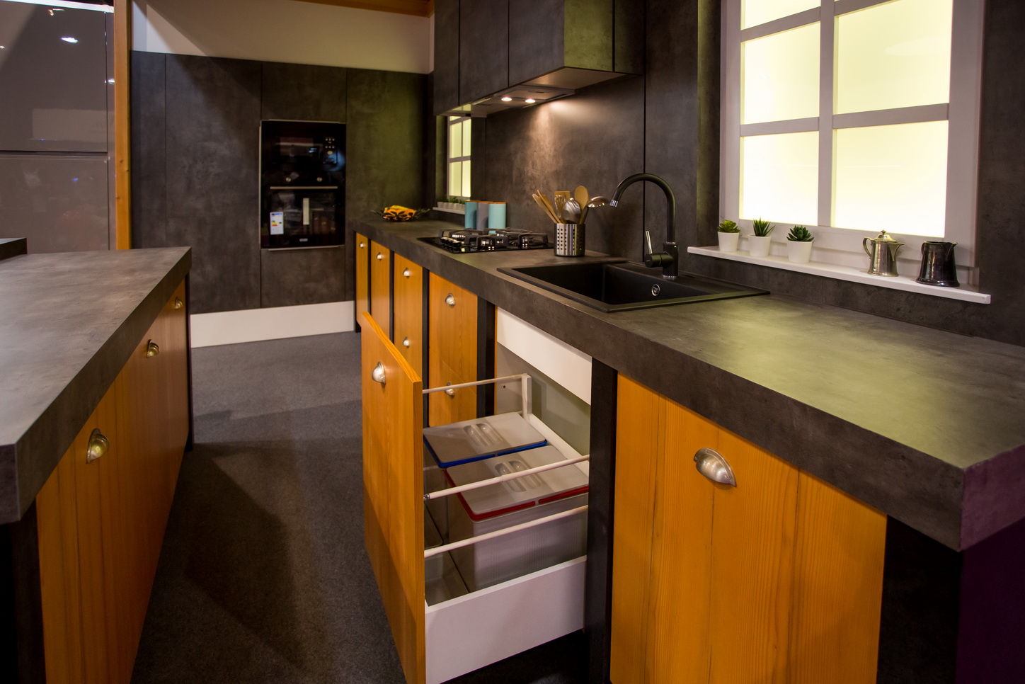 Fenyő furnér és kőhatású konyha