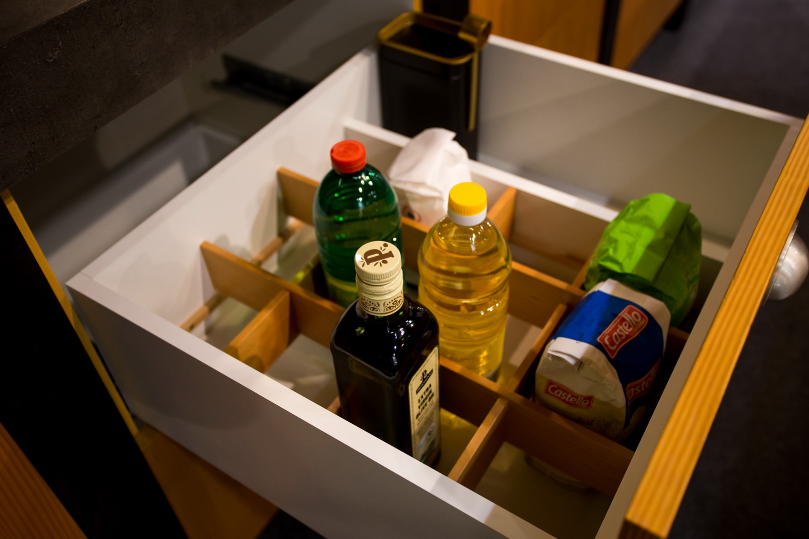 Fenyő furnér és kőhatású konyha